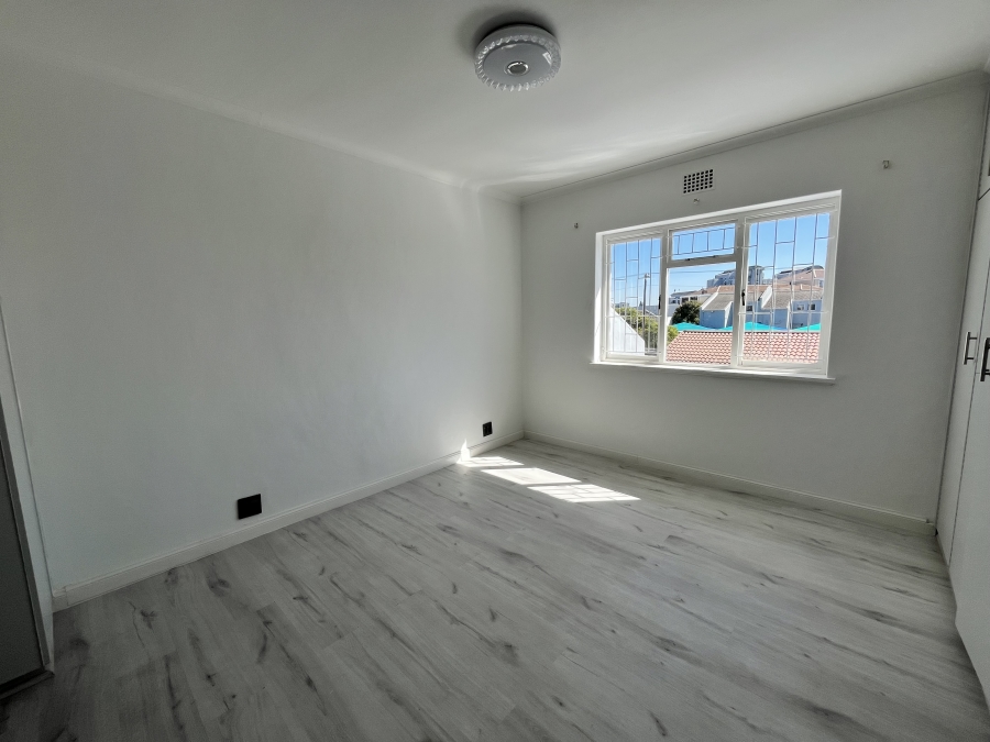 4 Bedroom Property for Sale in Bloubergrant Western Cape